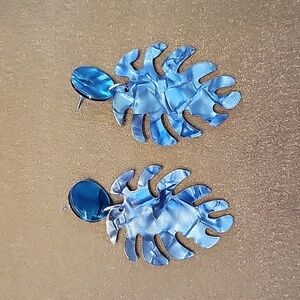⭐ 2/$10 or 3/$12 Zenzii blue lucite earrings in palm leaf shape